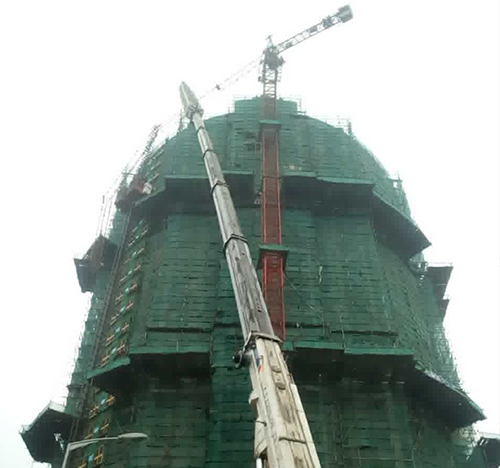 滨海吊车在工地上作业